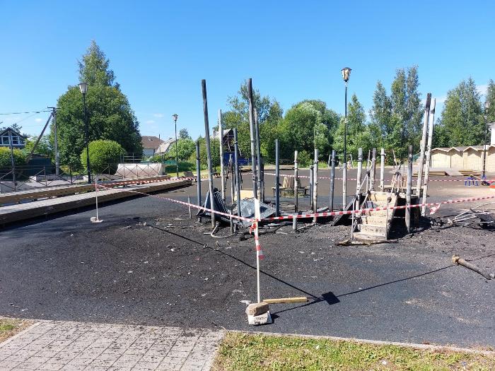 Пятеро подростков сожгли спортплощадку в Ленобласти: ущерб составил 1,7 млн рублей | Подростки подожгли детский спорткомплекс в Ленобласти Пятеро подростков сожгли спортплощадку в Ленобласти: ущерб составил 1,7 млн рублей | Подростки подожгли детский спорткомплекс в Ленобласти