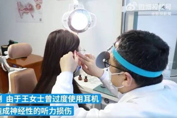 В Китае девушка оглохла из-за того, что два года слушала музыку в наушниках во время сна В Китае девушка оглохла из-за того, что два года слушала музыку в наушниках во время сна