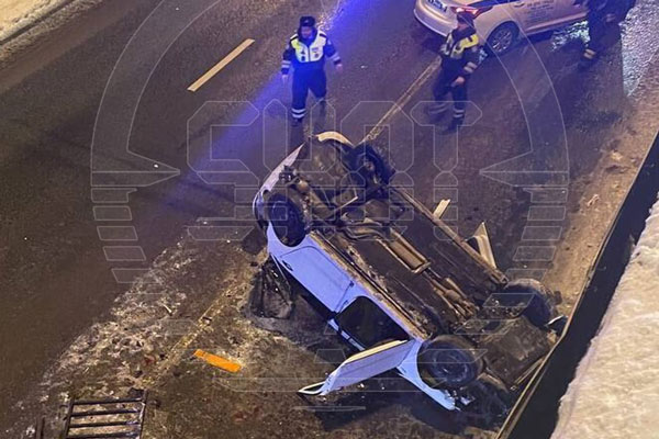 Фольксваген вылетел с моста в столице: один пострадавший Фольксваген вылетел с моста в столице: один пострадавший