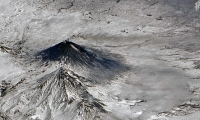 NASA опубликовало впечатляющую фотографию камчатского вулкана Ключевский после мощного выброса NASA опубликовало впечатляющую фотографию камчатского вулкана Ключевский после мощного выброса