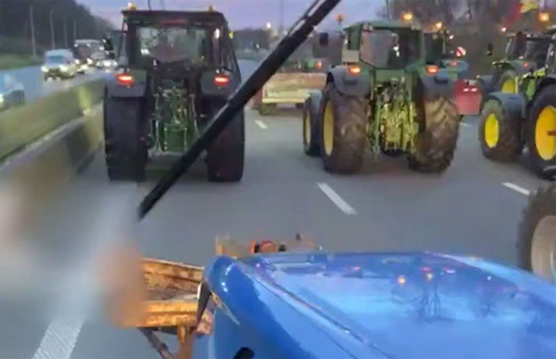 Французские фермеры протестуют на тракторах в центре Парижа из-за соглашения MERCOSUR | Фермеры Франции вывели тракторы на улицы Парижа из-за соглашения с MERCOSUR Французские фермеры протестуют на тракторах в центре Парижа из-за соглашения MERCOSUR | Фермеры Франции вывели тракторы на улицы Парижа из-за соглашения с MERCOSUR