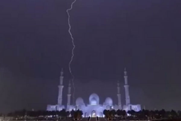 Рейсы самолётов в Дубае перенесли из-за накрывшего город сильного урагана | Ураган вновь накрыл Абу-Даби и Дубай