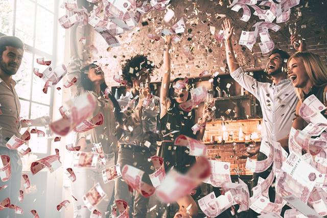 Количество мультимиллионеров в стране снова увеличилось. Житель Москвы выиграл в «Гослото» почти 217 000 000 рублей Количество мультимиллионеров в стране снова увеличилось. Житель Москвы выиграл в «Гослото» почти 217 000 000 рублей