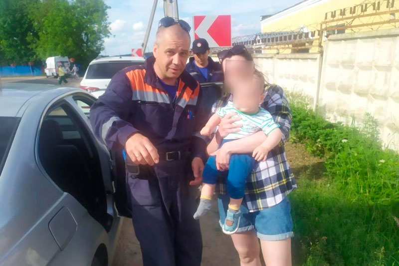 Спасение годовалого мальчика: спасатели оперативно освободили его из запертого автомобиля в Солнечногорске | В Подмосковье спасатели освободили из машины запертого годовалого ребёнка