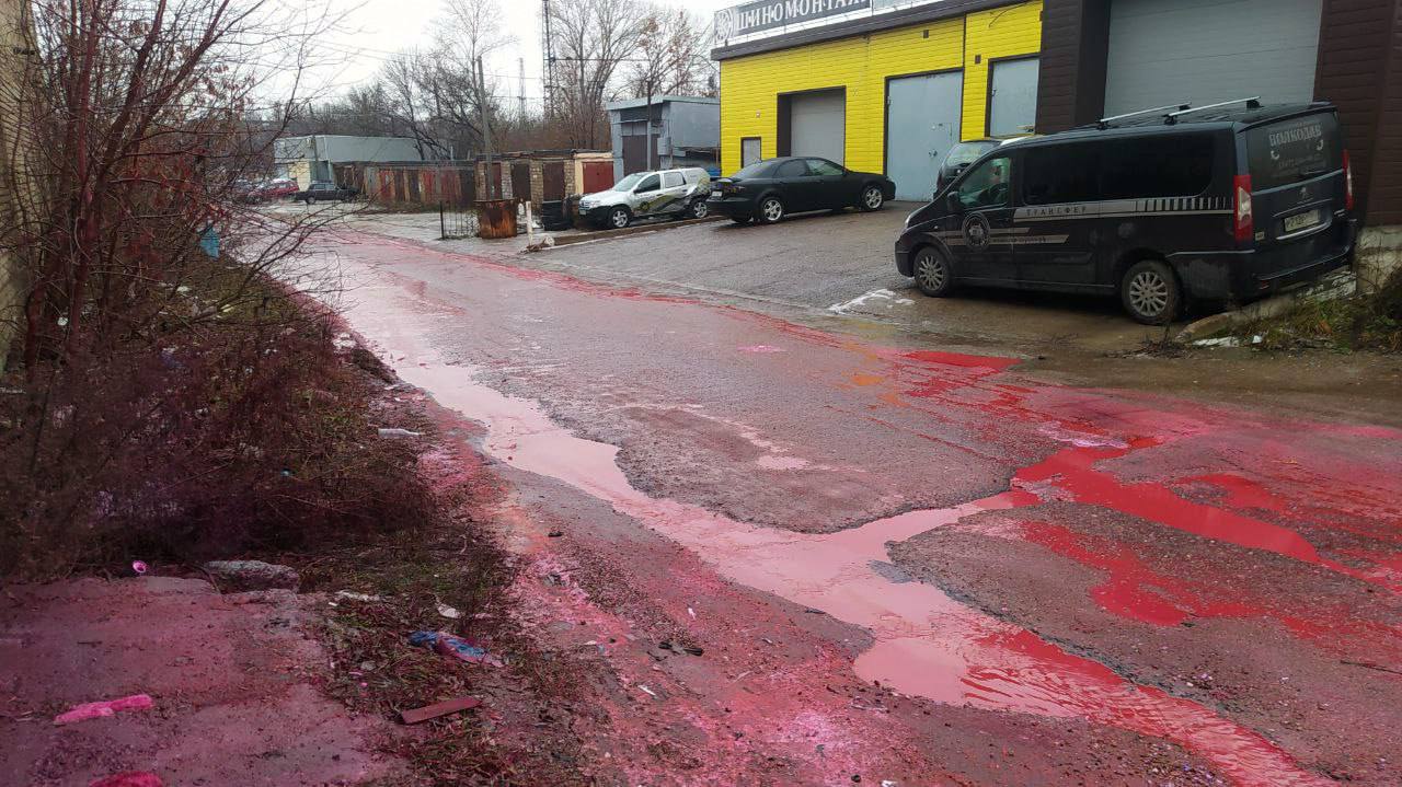 В Уфе после дождя улицы окрасились в кроваво-красный цвет В Уфе после дождя улицы окрасились в кроваво-красный цвет