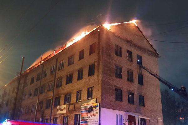В Ясногорске горит общежитие: огонь охватил 800 квадратных метров В Ясногорске горит общежитие: огонь охватил 800 квадратных метров
