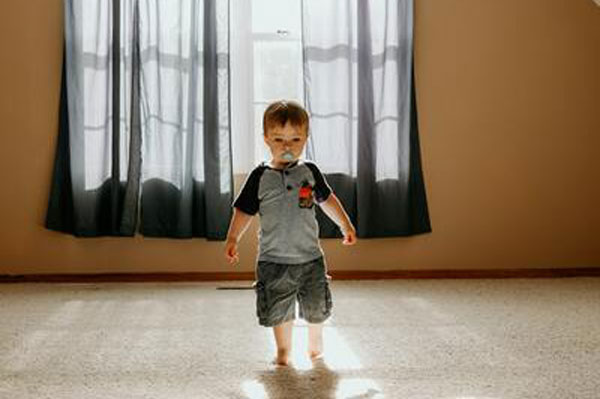 В Красноярске двое подростков спасли малыша от падения из окна В Красноярске двое подростков спасли малыша от падения из окна