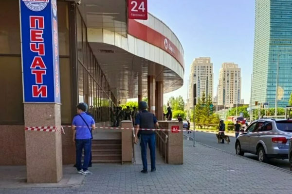 В Астане освободили заложников, удерживаемых в отделении банка. Мужчина требовал перевести все активы в фонд детям-инвалидам В Астане освободили заложников, удерживаемых в отделении банка. Мужчина требовал перевести все активы в фонд детям-инвалидам