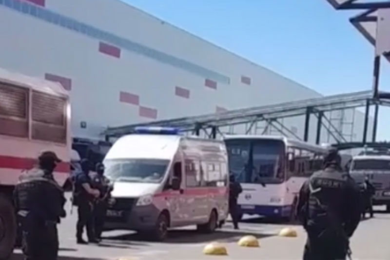 Рейд в Wildberries: Росгвардия и ФСБ проверили склад на наличие нелегалов | Рейд в Wildberries: выявлено 18 нарушителей миграционного законодательства Рейд в Wildberries: Росгвардия и ФСБ проверили склад на наличие нелегалов | Рейд в Wildberries: выявлено 18 нарушителей миграционного законодательства