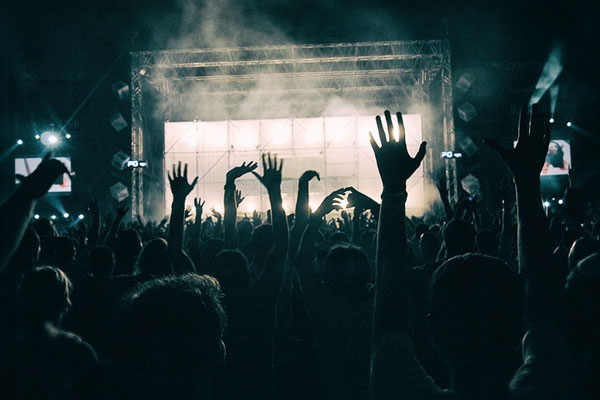 Западные ночные клубы заставляют посетителей заклеивать камеры смартфонов