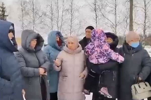 Жители сёл под Казанью жалуются, что до города им приходится добираться пешком, на попутках или такси