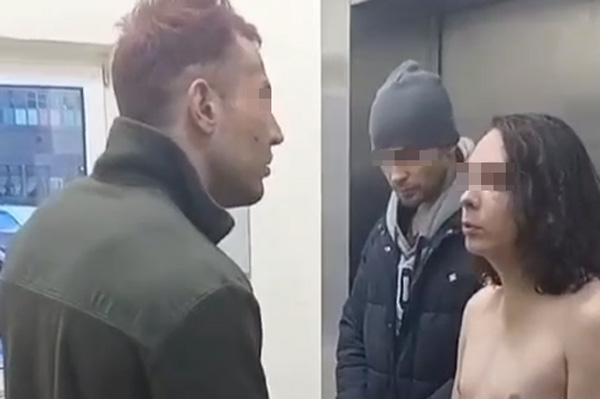 В Петербурге голые мужчины оккупировали холл многоэтажки и устроили бодрящее утро всем выходящим из лифта