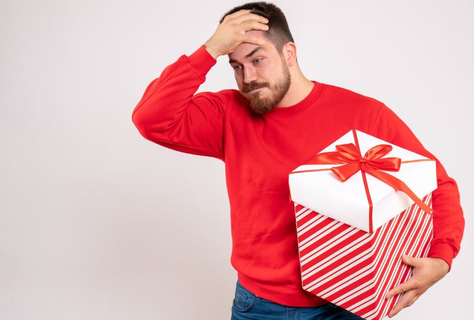 Можно ли передаривать подарки? Публикуем ответ специалиста  | Психолог Соловьёва назвала нормой передаривание подарков