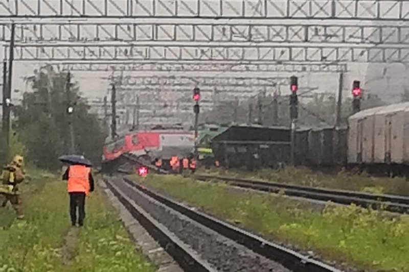 В Петербурге столкнулись три электровоза