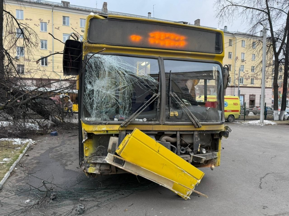В Ижевске автобус с 50 пассажирами влетел в школьный забор В Ижевске автобус с 50 пассажирами влетел в школьный забор