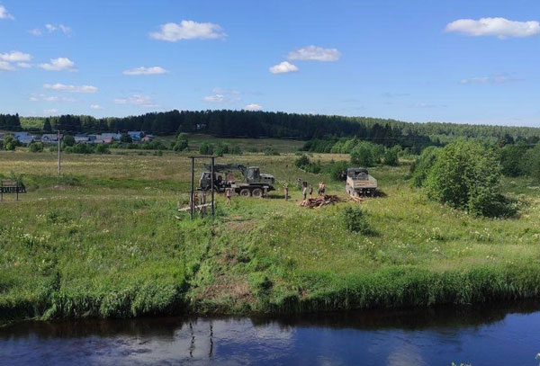 Под Вологдой начали восстанавливать обрушившийся во время крестного хода мост | Под Вологдой начали пересобирать мост, при обрушении которого пострадали люди Под Вологдой начали восстанавливать обрушившийся во время крестного хода мост | Под Вологдой начали пересобирать мост, при обрушении которого пострадали люди