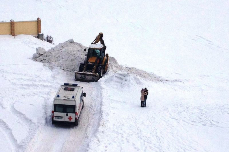 На Среднем Урале умерла девочка, на которую трактор высыпал гору снега На Среднем Урале умерла девочка, на которую трактор высыпал гору снега