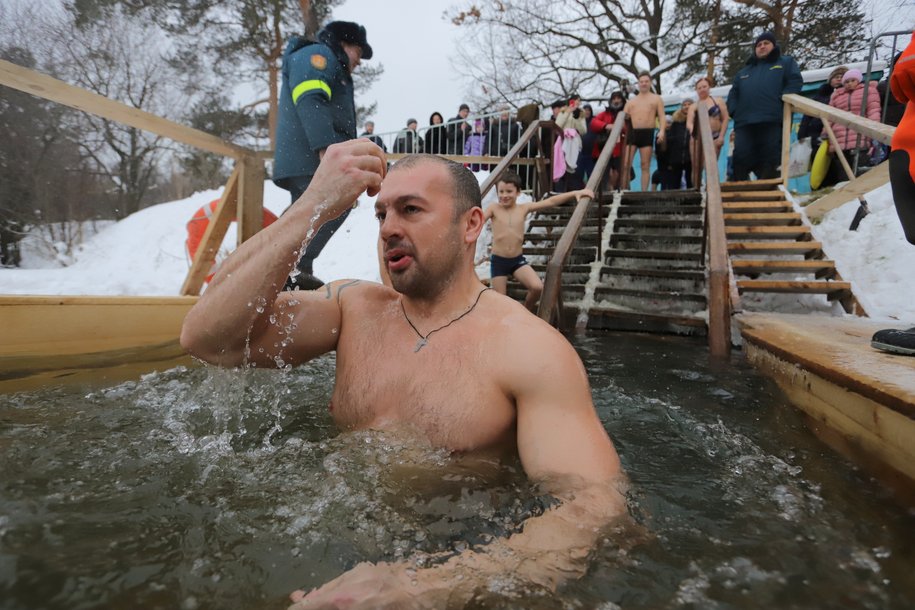 Крещенские купания грехов не смывают. Это всего лишь аттракцион с реальным риском для жизни Крещенские купания грехов не смывают. Это всего лишь аттракцион с реальным риском для жизни