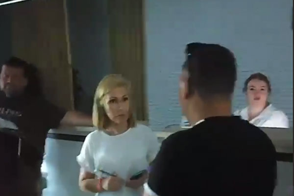 Отель в Анапе четвертый день вынуждает туристов жить без света, воды и горячей еды Отель в Анапе четвертый день вынуждает туристов жить без света, воды и горячей еды