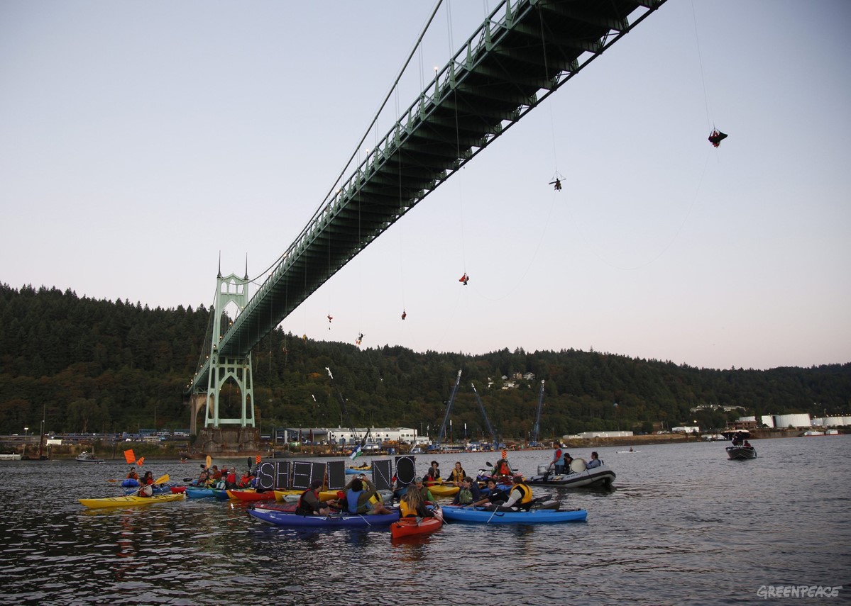 Альпинисты Гринпис блокируют ледокол Shell в Портленде Альпинисты Гринпис блокируют ледокол Shell в Портленде