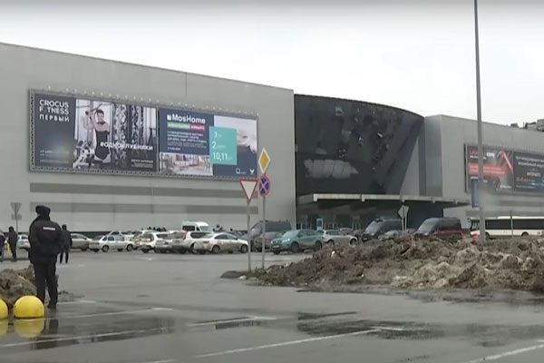 Мужчина с пожарным топором спас десятки людей в теракте в «Крокусе» | Россиянин с топором спас посетителей «Крокуса» во время теракта Мужчина с пожарным топором спас десятки людей в теракте в «Крокусе» | Россиянин с топором спас посетителей «Крокуса» во время теракта