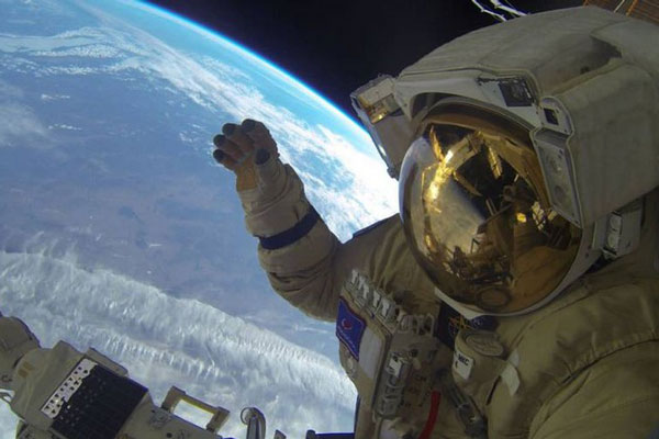 Российские космонавты вернулись на МКС после 5 часов в открытом космосе