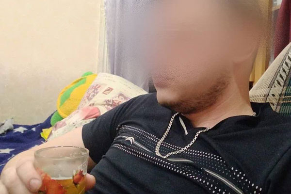 В Кировской области пьяный полицейский избил мужчину, решив, что тот снимает его на телефон В Кировской области пьяный полицейский избил мужчину, решив, что тот снимает его на телефон