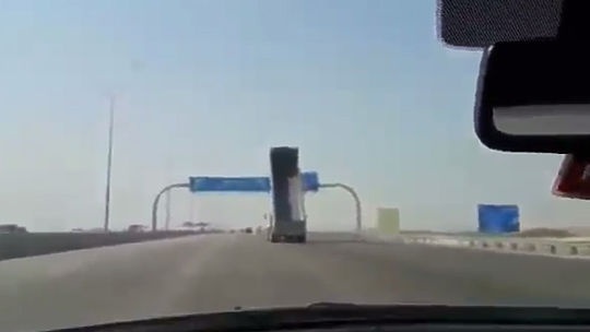 Видео самой нелепой аварии набирает просмотры по всему миру Видео самой нелепой аварии набирает просмотры по всему миру