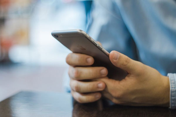 Минцифры России планирует запретить сотрудникам использовать iPhone Минцифры России планирует запретить сотрудникам использовать iPhone