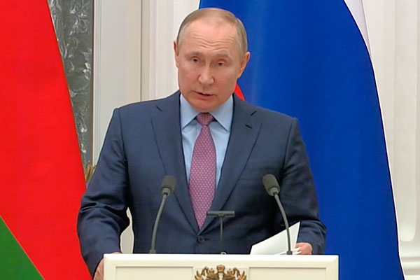 Путин призвал Киев сесть за стол переговоров с Донбассом Путин призвал Киев сесть за стол переговоров с Донбассом