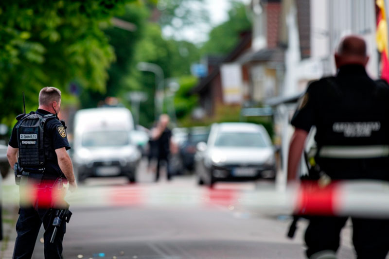 Четыре человека пострадали во время стрельбы в Германии | В Германии неизвестный устроил стрельбу в парикмахерской Четыре человека пострадали во время стрельбы в Германии | В Германии неизвестный устроил стрельбу в парикмахерской
