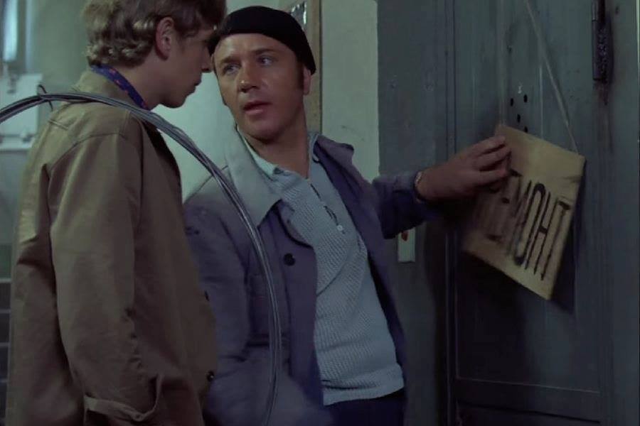 Жители Крыма вспомнили, что они граждане Украины и побежали оформлять загранпаспорта Жители Крыма вспомнили, что они граждане Украины и побежали оформлять загранпаспорта