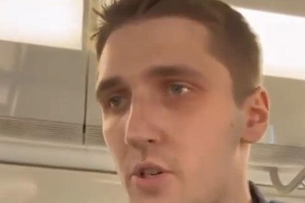 В Москве задержаны двое мужчин, которые сделали замечание девушке в метро из-за ношения мусульманского никаба. Видео