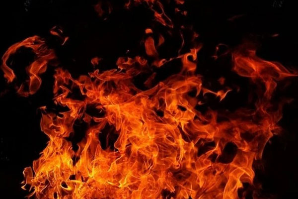 В Москве хулиганы ошиблись адресом и подожгли дверь чужой квартиры, пытаясь выбить долги В Москве хулиганы ошиблись адресом и подожгли дверь чужой квартиры, пытаясь выбить долги