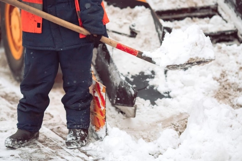 В Новосибирской области из-за снегопадов дорожники переведены на круглосуточную работу | В Новосибирской области выпало 13% месячной нормы снега за сутки В Новосибирской области из-за снегопадов дорожники переведены на круглосуточную работу | В Новосибирской области выпало 13% месячной нормы снега за сутки