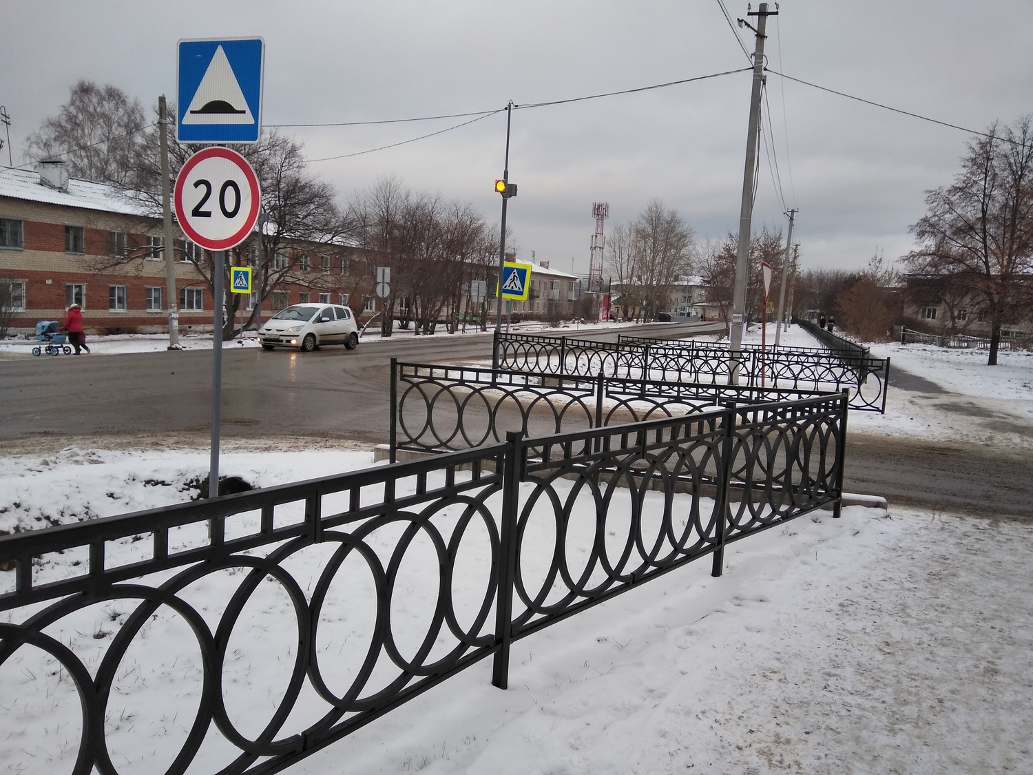 На Среднем Урале в морозы установили пластиковый забор