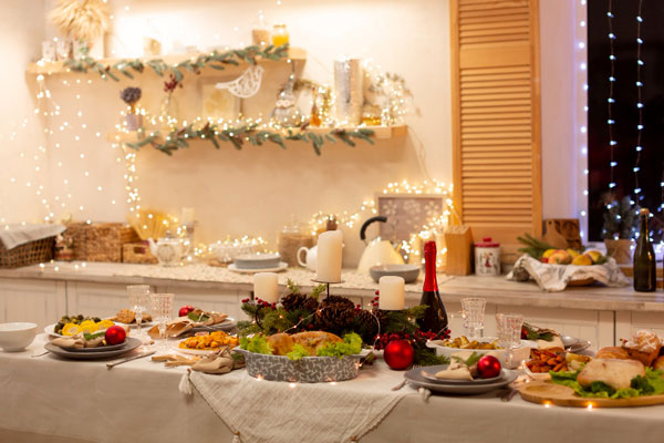 Новогодний стол с шампанским и мандаринами обойдётся в 2023 году на 10% дороже