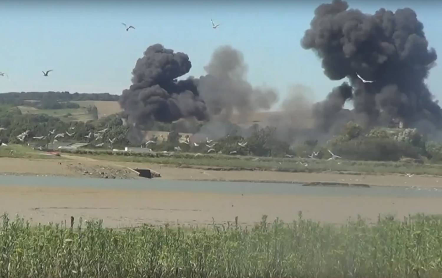 Очевидцы сняли на видео, как истребитель упал на трассу во время авиашоу в Англии Очевидцы сняли на видео, как истребитель упал на трассу во время авиашоу в Англии