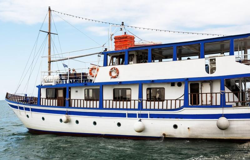 Загоревшийся теплоход с 1500 литрами топлива эвакуировали в Москве   | Теплоход загорелся в Южном порту Москвы