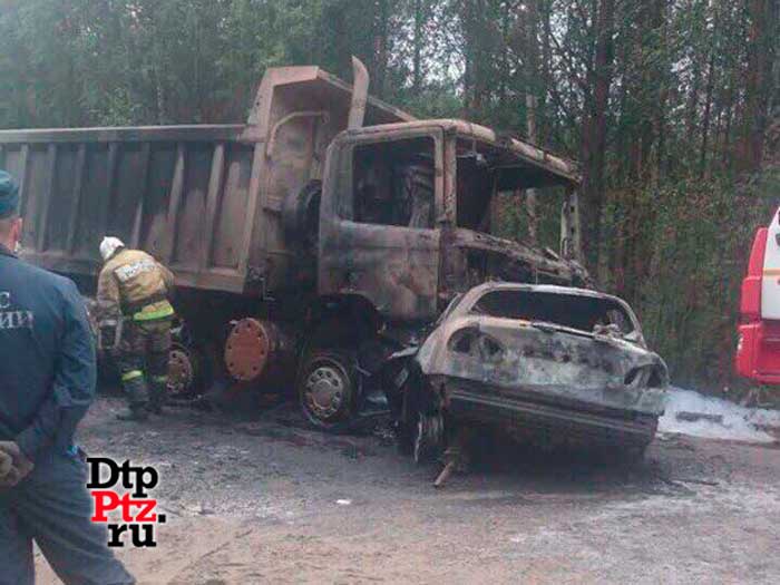 В Карелии в ДТП погибли четыре человека, в том числе дети В Карелии в ДТП погибли четыре человека, в том числе дети