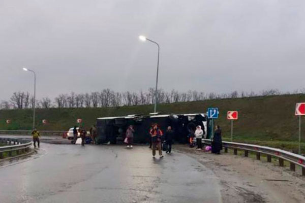 В Ростовской области перевернулся пассажирский автобус Москва — Геническ | Автобус с людьми перевернулся в Ростовской области В Ростовской области перевернулся пассажирский автобус Москва — Геническ | Автобус с людьми перевернулся в Ростовской области