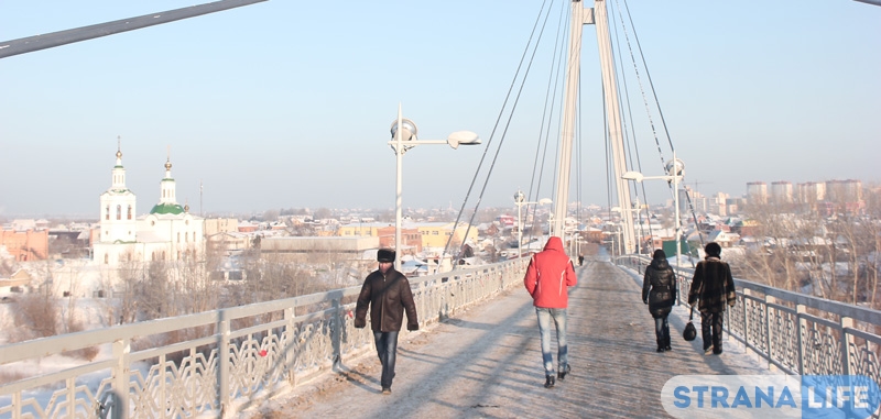 Пешеходный мост в Тюмени стал символом города после сотен поцелуев