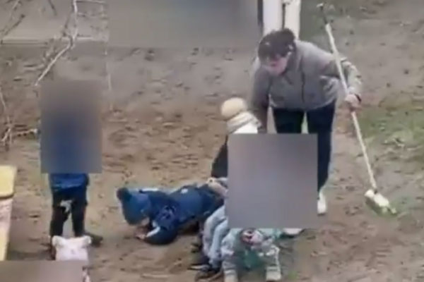 В Екатеринбурге проверят воспитателя детсада, которая пнула мальчика на прогулке | В Екатеринбурге воспитательница детсада пнула ребёнка на прогулке В Екатеринбурге проверят воспитателя детсада, которая пнула мальчика на прогулке | В Екатеринбурге воспитательница детсада пнула ребёнка на прогулке