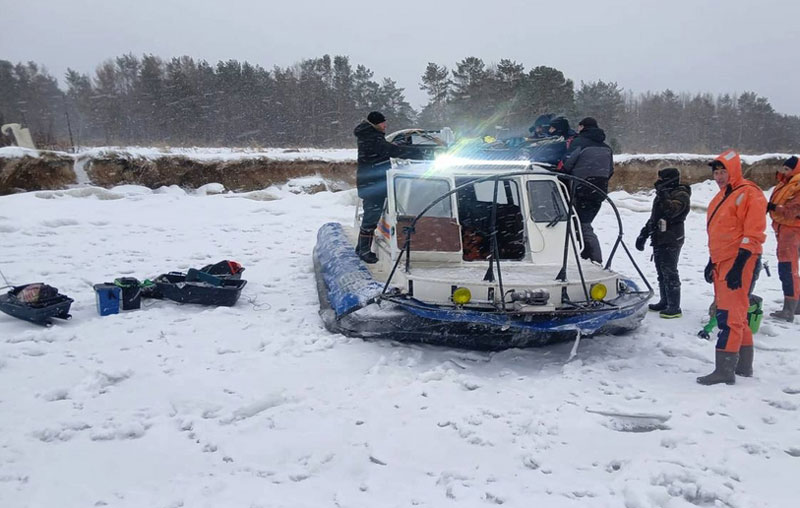 На Новосибирском водохранилище оторвало льдину с 13 рыбаками: их спасли | В Новосибирской области спасли 13 рыбаков, унесённых на льдине На Новосибирском водохранилище оторвало льдину с 13 рыбаками: их спасли | В Новосибирской области спасли 13 рыбаков, унесённых на льдине
