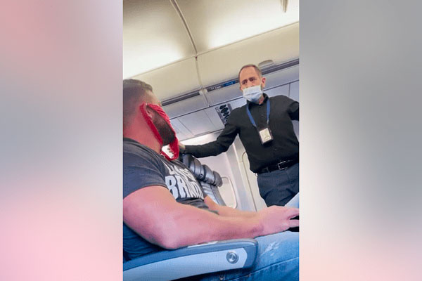 Американца высадили из самолета, потому что он надел женское нижнее белье на лицо вместо маски Американца высадили из самолета, потому что он надел женское нижнее белье на лицо вместо маски