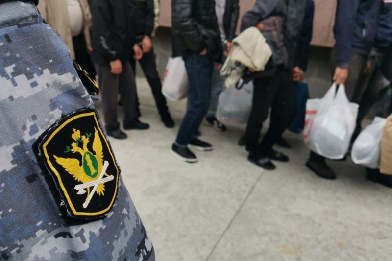 В России мигранты совершили почти 19 тысяч преступлений за последние пять месяцев | Число тяжких преступлений, совершенных мигрантами выросло на 57% В России мигранты совершили почти 19 тысяч преступлений за последние пять месяцев | Число тяжких преступлений, совершенных мигрантами выросло на 57%