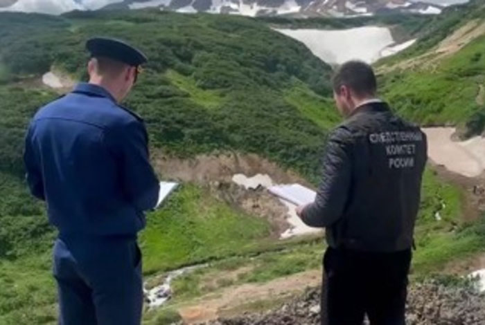 На Камчатке медведь залез в палатку к туристке и растерзал её | Медведь ворвался в палатку к спящей на Камчатке туристке и растерзал её На Камчатке медведь залез в палатку к туристке и растерзал её | Медведь ворвался в палатку к спящей на Камчатке туристке и растерзал её