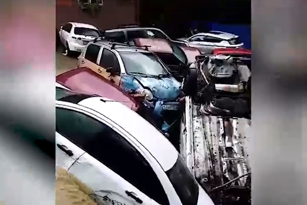 Из-за потопа в Сочи на одной из улиц машины смыло в овраг Из-за потопа в Сочи на одной из улиц машины смыло в овраг