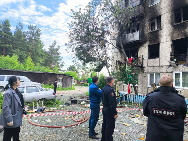 Два человека погибли и ещё семь пострадали во время взрыва в жилой многоэтажке Свердловской области | На Урале при взрыве газа погибли два человека, семь пострадали Два человека погибли и ещё семь пострадали во время взрыва в жилой многоэтажке Свердловской области | На Урале при взрыве газа погибли два человека, семь пострадали