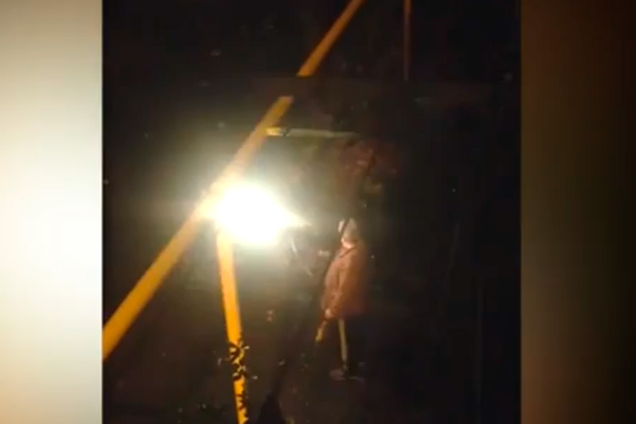 В Сочи мужчина устроил "праздничный фейерверк" из автомата. ВИДЕО В Сочи мужчина устроил "праздничный фейерверк" из автомата. ВИДЕО